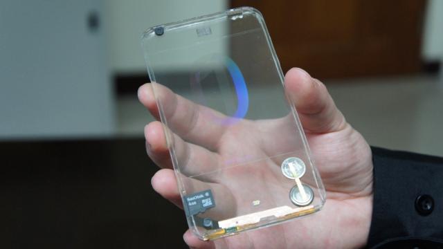 <b>Iată cum ar putea arăta smartphone-urile transparente ale viitorului: prototip de la Polytron (Video)</b>E drept că au mai existat telefoane cu părți transparente sau chiar tastaturi transparente, iar LG și Sony sunt două branduri care îmi vin în minte când mă gândesc la acest design, dar cum rămâne cu un smartphone complet transparent? Ei bine,...