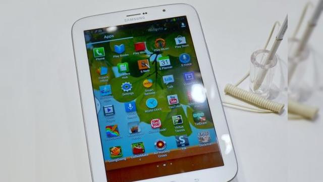 <b>MWC 2013: Samsung Galaxy Note 8.0 Într-un preview detaliat Mobilissimo.ro (Video)</b>Ieri Samsung a anunțat oficial nouă tableta Galaxy Note 8.0, care aduce un stylus și margini rotunjite în stilul lui Nexus 10. Astăzi, trimisul nostru la Barcelona, Emil Dragotă a reușit să obțină un preview detaliat al tabletei la standul...