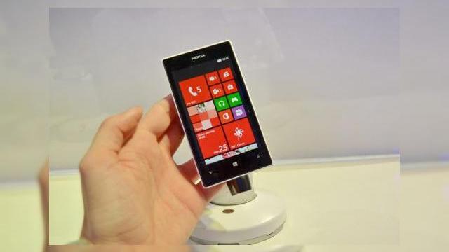 <b>MWC 2013: Nokia Lumia 520 Într-o experiență hands on colorată (Video)</b>Se pare că Nokia apreciază culoarea galben, de vreme ce l-a promovat pe Nokia Lumia 920 în această nuanță și astăzi am pus mâna și pe proaspăt anunțatul Lumia 520 tot în această variantă de culoare. Vă reamintesc că Nokia a avut astăzi o...