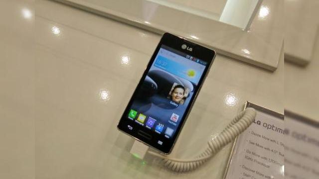 <b>MWC 2013: LG Optimus L5 II Într-un scurt preview, telefon de buget al anului 2013 (Video)</b>Nu am fost la MWC 2013 să vedem doar super terminale la lucru, ci și câteva modele pentru publicul cu buget restrâns. Printre ele se numără și cel de mai jos, LG Optimus L5 II, prezentat într-un scurt preview la standul companiei sud-coreene....