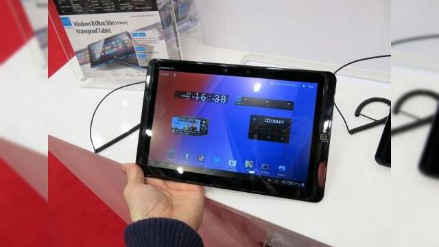<b>MWC 2013: Fujitsu Arrows Tab hands on - o tabletă cu o über baterie și difuzoare uriașe (Video)</b>Fujitsu ne-a impresionat anul trecut la MWC prin terminalele sale rezistente la apă, iar acum la MWC 2013 aduce o tabletă foarte interestanta, pe numele său Fujitsu Arrows Tab. Device-ul poate fi admirat mai jos, iar în următoarele rânduri aflați...