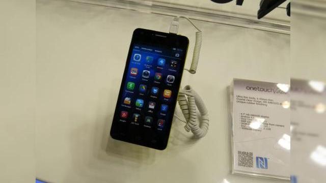 <b>MWC 2013: Alcatel One Touch Idol Ultra hands on, un smartphone arătos și foarte subțire (Video)</b>Alcatel a surprins plăcut la MWC 2013, în Barcelona, anunțând un smartphone rezonabil dotat, cu un design plăcut privirii, dar și o grosime foarte scăzută. Aflați că Alcatel One Touch Idol Ultra măsoară doar 6.45 mm în grosime, fără a...