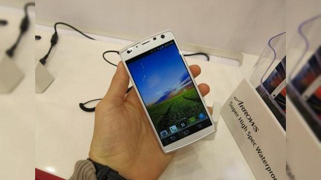 <b>MWC 2013: Fujitsu Arrows X F-02E, smartphone-ul din duș cu senzor pentru amprente (Video)</b>Fujitsu Arrows X F-02E este unul dintre telefoanele cu care am luat contact la MWC 2013 și unul dintre lucrurile reținute despre el e că "poate fi folosit în vreme ce faceți duș". Acest model are un ecran foarte luminos și clar și e rezistent la...
