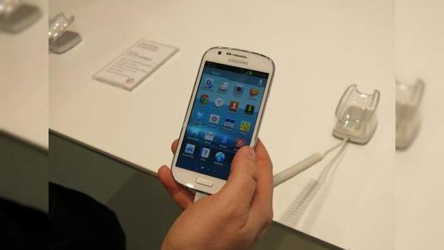 <b>MWC 2013: Samsung Galaxy Express hands on; Telefon midrange cu 4G LTE (Video)</b>Samsung Galaxy Express este încă unul dintre modelele Samsung care adopta designul rotunjit al lui Galaxy S III. Acest device este un handset midrange pe care am pus mâna la MWC 2013, oferindu-vă experienta hands on de mai jos, cu mențiunea că acest...
