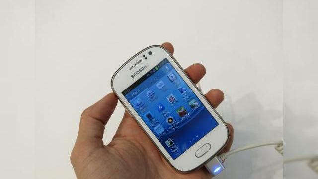<b>MWC 2013: Samsung Galaxy Fame În acțiune la Barcelona, Într-un hands on preview rapid (Video)</b>La începutul lunii februarie Samsung a anunțat două telefoane cu preț accesibil, Galaxy Fame și Galaxy Young. Acesta din urmă l-ați văzut deja în acțiune la Mobilissimo.ro, iar acum e rândul lui Samsung Galaxy Fame să intre în colimatorul...