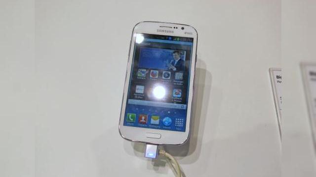<b>MWC 2013: Samsung Galaxy Grand hands on preview la MWC: un gigant cu dotări midrange (Video)</b>Deși terminalul din imagine pare a fi un soi de hibrid între Galaxy S III și Galaxy Note II, e de fapt vorba despre Samsung Galaxy Grand. Cu acest model am intrat în contact la standul Samsung de la MWC 2013, unde am aflat dotările acestui smartphone...