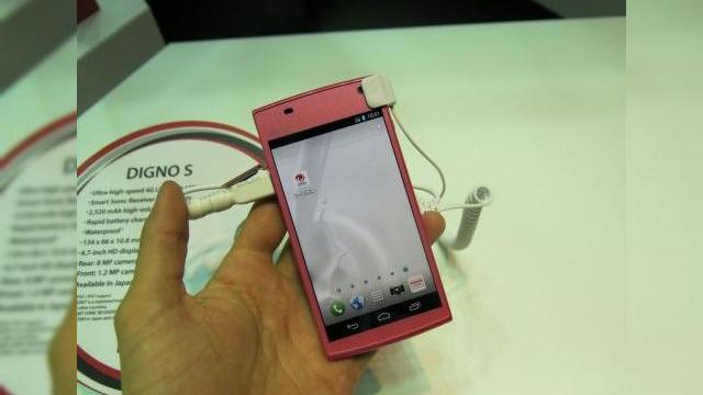 <b>MWC 2013: Hands on cu Kyocera Digno S, smartphone 4G LTE roz pentru domnișoare (Video)</b>Pe lângă brandurile mari am abordat la MWC 2013 și terminale inedite, precum cel de față, Kyocera Digno S. Acest model este disponibil doar în Japonia și șansele sunt foarte mici să îl vedem în Europa sau alte continent. &nbsp; Handsetul...