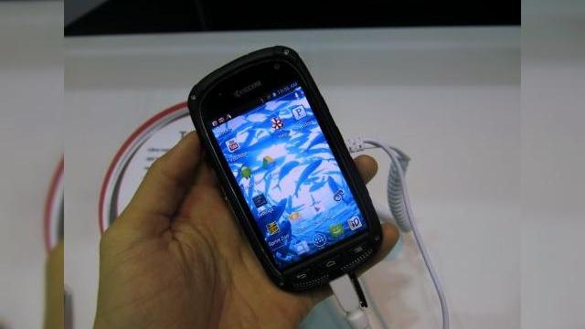 <b>MWC 2013: Kyocera Torque hands on - cu mâinile pe un telefon ultrarezistent (Video)</b>MWC 2013 s-a încheiat, dar noi mai avem să vă prezentăm clipuri hands on filmate la fața locului. Printre ele se numără și cel de mai jos, care prezintă în acțiune un telefon Kyocera Torque, un device ultrazistent, care suporta fără probleme...