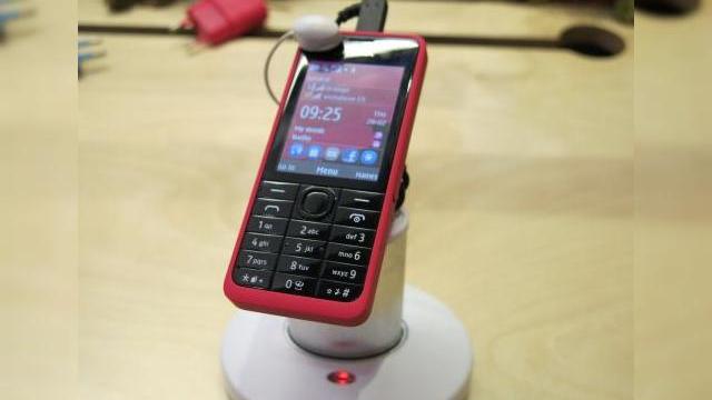<b>MWC 2013: Nokia 301 În acțiune Într-o experiență hands on, un feature phone cu funcții atractive (Video)</b>în afară de telefonul Nokia 105, am mai surprins în Barcelona și un alt feature phone nou, Nokia 301, pe care îl admirați mai jos în versiunea cyan. Vedem și o listă de jocuri pe ecranul său, Nokia Store și aflăm că handsetul are și un...