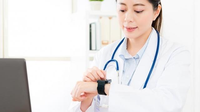 <b>Apple ar fi dorit să creeze propriile servicii medicale şi chiar propriile clinici; Ce ştim despre HealthHabit</b>Implicarea celor de la Apple în domeniul medical devine tot mai amplă, iar azi aflăm că firma din Cupertino plănuia chiar să lanseze servicii medicale, ba chiar şi propriile clinici. Apple Watch e deja dat săptămânal