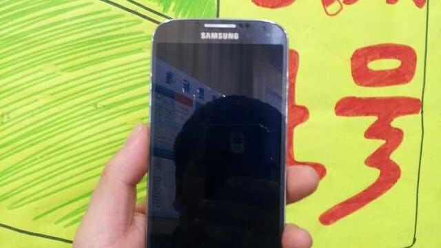 <b>Noi imagini cu Samsung Galaxy S IV vin din China; Iată presupuse fotografii hands on!</b>înainte de toate trebuie menționat că nu putem garanta autenticitatea acestor imagini, mai ales că acest presupus Galaxy S IV pare fabricat din plastic ieftin, cel puțin în zona din spate. Imaginile hands on pe care le vedeți mai jos sunt realizate...