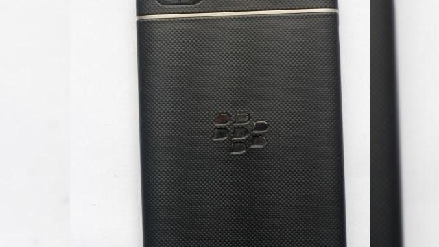 <b>BlackBerry Q10 surprins În imagini, de această dată cu spate cauciucat</b>La finalul lunii ianuarie luăm contact pentru prima oară cu BlackBerry 10 OS și BlackBerry Z10, telefonul flagship al companiei canadiene. Tot atunci a fost anunțat și modelul BlackBerry Q10, care păstrează formatul clasic BlackBerry și include o...