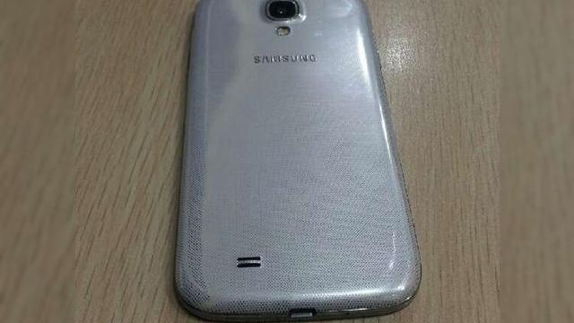 <b>Samsung Galaxy S IV: așteptări, predicții și speranțe (Editorial)</b>Joi va fi anunțat oficial marele Samsung Galaxy S IV, "telefonul anului 2013", așa cum le place unora să îl numească deja. Având în vedere că săptămâna a început cu zvonuri că HTC One are o baterie și camera slabă, deși vă recomand să nu...