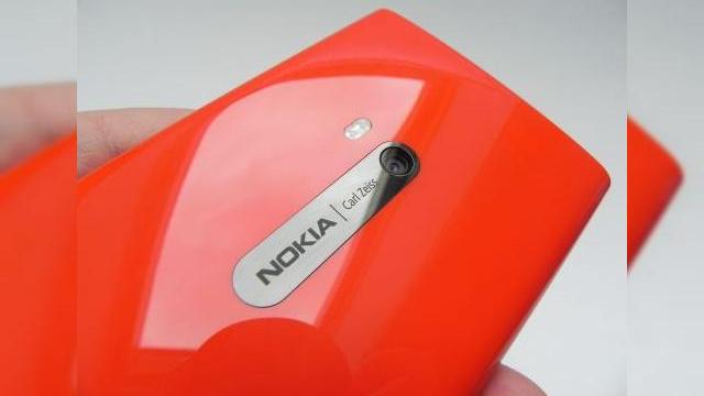<b>Review Nokia Lumia 920: cameraphone excelent, masiv, cu preț premium (Video)</b>Orice telefon care costă cât un iPhone 5 vine cu promisiunea de a livra o experiență atractivă, sau cel puțin la fel de atractivă ca și cea a handset-ului Apple. Este și cazul lui Nokia Lumia 920, care costă 2.899 lei la evoMAG.ro, retaileri...
