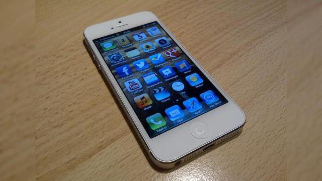 <b>Analiștii avertizează Apple: livrează un iPhone 5S fantastic sau devii plictisitor</b>Dacă unii cred că presiunea este pe umerii Samsung pentru a livra un hit mâine odată cu sosirea lui Galaxy S IV, cum rămâne cu Apple? Specialiștii din domeniu considera că presiunea este și mai mare pentru Apple, mai ales că și analiști și...