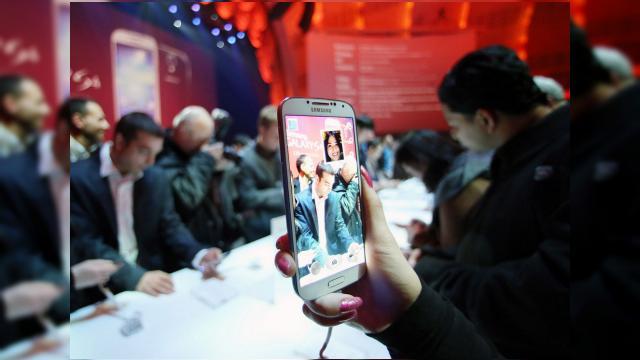 <b>Primele impresii despre Samsung Galaxy S 4 ale marilor site-uri tech: software-ul atrage, ecranul impresionează, designul lasă rece</b>Ieri seară Samsung a anunțat oficial telefonul Samsung Galaxy S 4, care va sosi pe piață la finalul lunii aprilie. Terminalul nu are un preț clar încă sau o data exactă de lansare, dar știm că handsetul va debuta în peste 150 de târî prin...