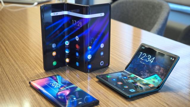 <b>Vivo pregătește smartphone-uri cu ecrane pliabile și rulabile; Vor debuta sub seria NEX, iar numele lor este menționat într-o aplicație trademark</b>Se zvonește că în acest an mai mulți producători vor lansa telefoane cu ecrane pliabile și rulabile. Vivo este una dintre marile companii chineze care se pregătesc să lanseze astfel de terminale. Aflăm astăzi că vivo a depus deja aplicații trademark care