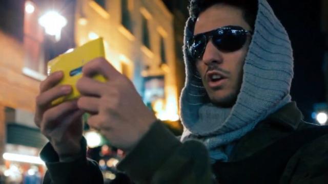<b>Unboxing inedit pentru Nokia Lumia 920: teroriști, escorte și vânătoare de oameni (Video)</b>Deși canalul International House of Badman de pe YouTube se lauda că nu are vreo afiliere cu Nokia, clipul lor de unboxing pentru Lumia 920 are posibilitatea de a deveni viral, la cât de bine realizat e. Accentul se pune aici mai mult pe șoc decât pe...