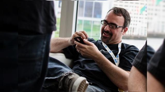 <b>Fondatorul CyanogenMod, Steve Kondik pleacă de la Samsung; Apreciază modelul Galaxy S4!</b>Cu doi ani în urmă vă informam&nbsp;că Steve Kondik, adică fondatorul CyanogenMod, unul dintre custom ROM-urile Android cele mai populare a fost angajat de către Samsung. Ei bine, astăzi aflăm că el va părăsi compania sud-coreeana, dar nu...