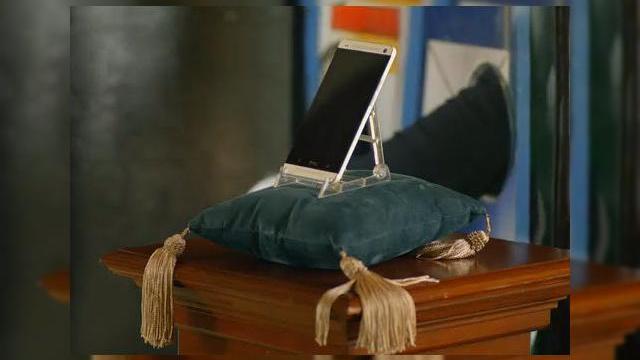 <b>HTC One Într-o reclamă cu un show de tip "Burlacul" (Video)</b>Se pare că în SUA emisiuni că Burlacul au mai mult succes decât echivalentul de la noi cu Cătălin Botezatu. Succesul e atât de mare încât până și HTC One s-a implicat în acest show, transformându-l în bătălia unor telefoane pentru a...