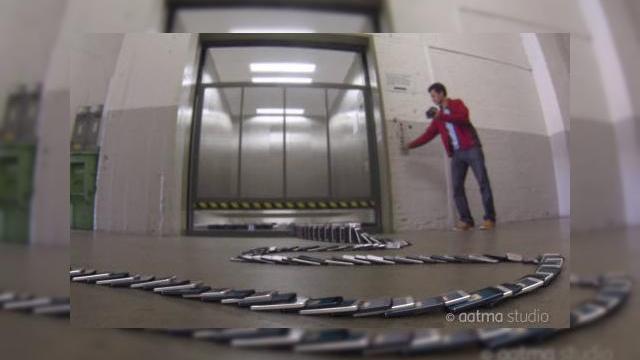 <b>Cel mai interesant clip cu un iPhone 5S pe care Îl puteți vedea: Domino cu iPhone! (Video)</b>Deși în prima instanță am crezut că am de-a face cu un domino real cu 10.000 de iPhone-uri, care merită să ajungă viral, mi-am dat seama că acest clip este randat, dar rămâne totuși impresionant. Băieții de la AatmaStudio au dat lovitura din...