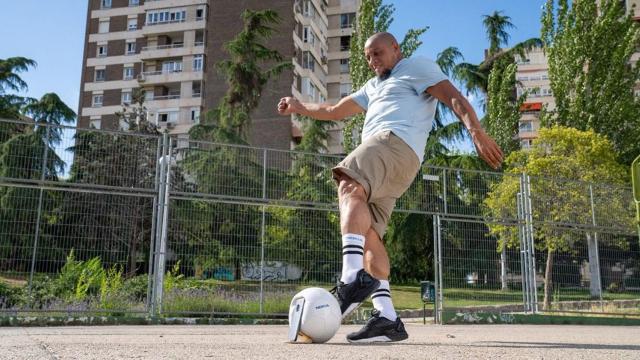 <b>Roberto Carlos face reclamă la noul telefon robust Nokia XR20 (Video)</b>Dacă aveţi în jur de 30 de ani sau chiar 20+ sunt şanse să fi crescut cu meciurile fantastice ale lui Roberto Carlos la Real Madrid. Cel mai bun om din lume la lovituri libere se înhamă acum la un test al lui Nokia XR20, noul telefon robust Nokia