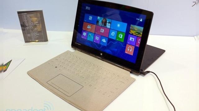 <b>Inhon Carbon Tablet, o alternativă la Microsoft Surface, cu o tastatură similară</b>Dacă am văzut până și originalul ASUS PadFone imitat la un moment dat, vă dați seama că există și un "frate geamăn pierdut" pentru Microsoft Surface pe undeva. Acesta ar putea fi chiar Inhon Carbon Tablet, pe care îl puteți admira mai jos....