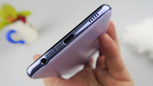 <b>Samsung Galaxy A72 4G: Acustică stereo potrivită pentru un album hip-hop, dar fără recorduri de volum</b>Samsung Galaxy A72 vine cu difuzoare stereo, un plus faţă de A71, care avea doar un singur speaker. Are şi jack audio, dotare găsită pe predecesor. Avem parte şi de funcţionalitate Dolby Atmos, dar şi Dolby Atmos Gaming. Egalizatorul este la posturi