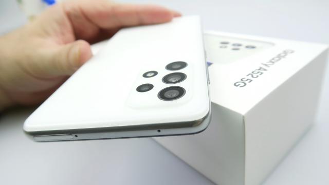 <b>Samsung Galaxy A52s 5G va avea 128 GB stocare în configurația de bază; Aflăm și variantele de culoare</b>După câteva apariții ale lui Samsung Galaxy A52s 5G în benchmark-uri și un zvon legat de preț, iată că astăzi avem și detalii despre stocarea oferită de către telefon și despre variantele de culoare în care va sosi. Așa cum 