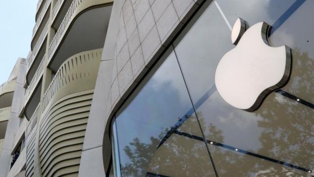 <b>Apple va scana telefoanele utilizatorilor săi, căutând imagini cu copii abuzaţi pentru a le preda poliţiei</b>Financial Times a descoperit o funcţionalitate controversată pregătită de Apple pentru iPhone-uri. E vorba despre un sistem care va scana pozele de pe telefoane şi folosind machine learning-ul şi AI-ul vor depista cazurile de imagini