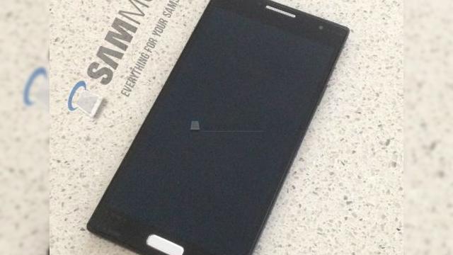 <b>Smartphone-ul misterios Samsung de acum câteva zile e de fapt un prototip de Galaxy S4</b>Mai țineți minte prototipul de Galaxy Note 3 care apăruse&nbsp;săptămâna trecută? Ei bine, se pare că sursa acestei scăpări nu avea dreptate și acesta nu este următorul phablet de la Samsung, ci doar un prototip de Galaxy S4. &nbsp; E vorba...