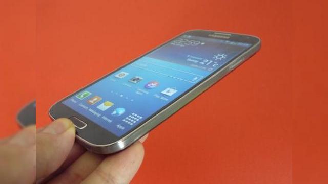 <b>Samsung Galaxy S4 pre review: primele impresii despre noul galactic sud-coreean (Video)</b>După insistente îndelungi ale noastre și ale fanilor noștri, am primit în sfârșit în teste telefonul Samsung Galaxy S4, pentru care le mulțumim celor de la Samsung România. Handsetul a fost anunțat pe 15 martie, după cum știți deja, în...