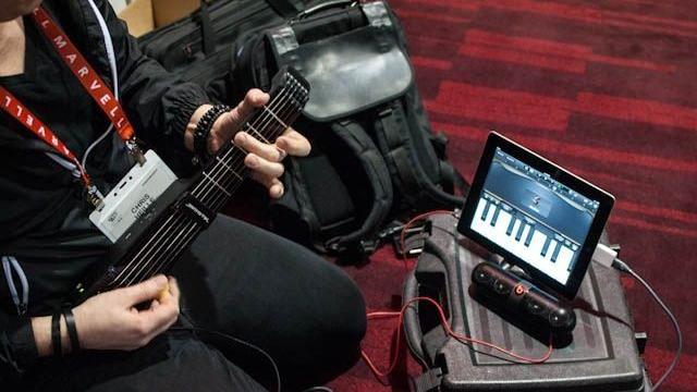 <b>Mai distractiv decât Guitar Hero! JamStik e o chitară joystick pentru iPad (Video)</b>Pe lângă Kickstarter, proiectele inedite în căutare de finanțare își găsesc locul pe IndieGoGo. Este și cazul lui JamStik, care a avut un prototip prezentat la CES. Practic, e vorba de un accesoriu de tip chitară în miniatură, pe care îl...