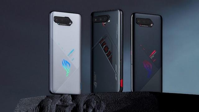 <b>ASUS dorește să își dubleze veniturile generate din vânzarea smartphone-urilor; Plănuiește livrarea unui milion de unități până la sfârșitul anului</b>În urmă cu câteva zile ASUS a lansat două noi smartphone-uri de gaming - ROG Phone 5s și ROG Phone 5s Pro în China. Cele două modele high-end vin cu procesoare Snapdragon 888+, display-uri AMOLED de calitate, design inedit, cu iluminare RGB pe spate