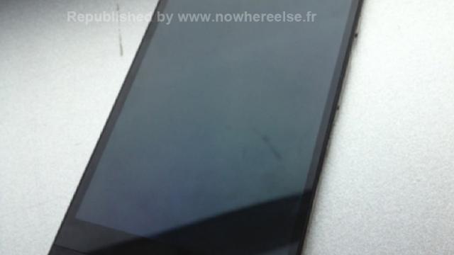 <b>Arată ca un iPhone, dar e cel mai subțire telefon din lume: Huawei Ascend P6, acum În noi imagini</b>Aceste imagini puteau foarte bine să treacă drept fotografii ale unui viitor iPhone, având în vedere designul etalat. E vorba totuși despre un smartphone Huawei, dacă ne luăm după informațiile care însoțesc fotografiile. &nbsp; Ca de obicei vă...
