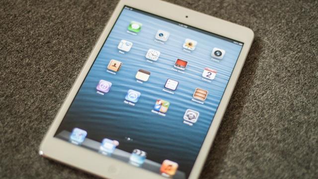 <b>Cererea pentru iPad Mini scade vertiginos, Bloomberg explică de ce</b>Deși iPad Mini a fost văzut drept un produs de succes pentru Apple și noi i-am acordat o notă destul de bună, se pare că cererea pentru acest produs a început să scadă... și să scadă... și să scadă. Cei de la Bloomberg au acoperit subiectul...