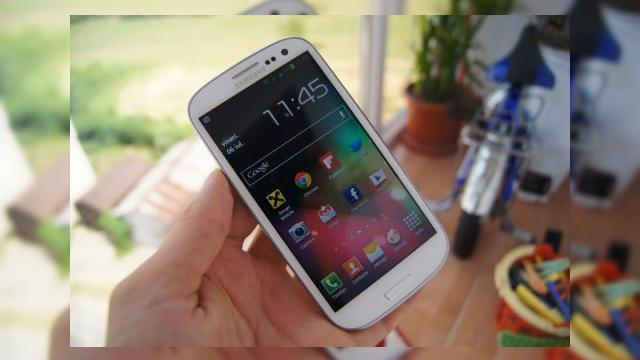 <b>Samsung Galaxy S III acum cu 1000 lei mai ieftin decât anul trecut, alternativă mai accesibilă pentru doritorii de S4</b>Cu aproximativ un an în urmă îi realizăm în această perioadă review-ul lui Samsung Galaxy S III, care la acea vreme costa 2.699 lei. Acum, datorită unei promoții evoMAG.ro telefonul a ajuns să coste 1.749 lei, deci cu aproape 1.000 de lei mai...