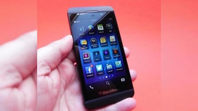 <b>Review BlackBerry Z10: un Început foarte promițător pentru BB 10 OS, cameră deloc rea (Video)</b>Atunci când Research in Motion avea spectrul falimentului în față, recunosc că nu mă număr printre cei care mai credeau în acest brand. Ei bine, compania numită acum BlackBerry pare a fi generat un produs de calitate sub forma lui BlackBerry Z10,...