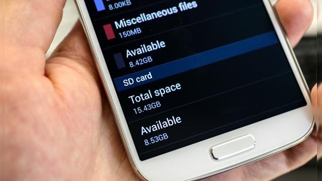 <b>Samsung Galaxy S4 ar putea primi un update de firmware care să Îl scape de "bloatware"</b>Se pare că Samsung ar avea ceva probleme în Marea Britanie, din cauza unei emisiuni de la BBC numită Watchdog. Aceasta a organizat o investigație cu privire la Galaxy S4, care a dorit să afle unde se duc cei 8 GB lipsa de pe terminalul în versiunea...