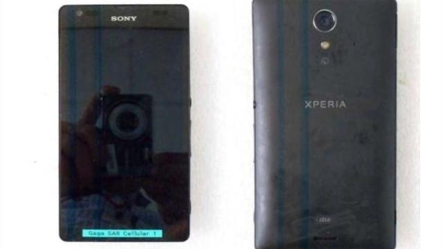 <b>Sony Xperia UL Își face apariția În noi fotografii, vine cu CPU Snapdragon 600</b>După câteva terminale cu CPU quad core Snapdragon S4 Pro, Sony pare gata să facă trecerea la următoarea generație de procesoare Qualcomm. Drept dovadă stă modelul Sony Xperia UL, care a ajuns pe web sub forma imaginilor de mai jos, printr-o...