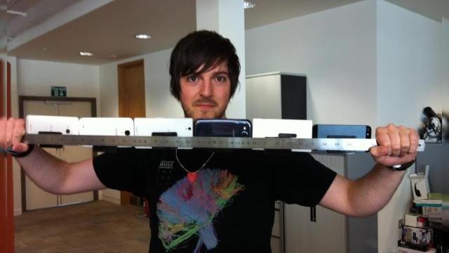 <b>Samsung Galaxy S4, Lumia 920, HTC One și alți rivali, Într-un clip comparativ ce analizează stabilizarea imaginii În timpul fimării (Video)</b>Samsung Galaxy S4 ar urma să vândă 10 milioane de unități până la final de lună, deci este deja un hit și mulți îl văd drept telefonul anului. Dar are el oare la bord și camera anului? Aflăm din următoarele clipuri comparative de mai jos....