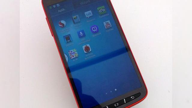 <b>Samsung Galaxy S4 Active Își face apariția În primele imagini</b>După cum probabil știți deja, Samsung Galaxy S4 va primi câteva versiuni speciale, printre care și una Mini, una cu camera de 16 megapixeli și una rezistenta la apă, praf și șocuri. Aceasta din urmă poartă numele de Galaxy S4 Active și poate...