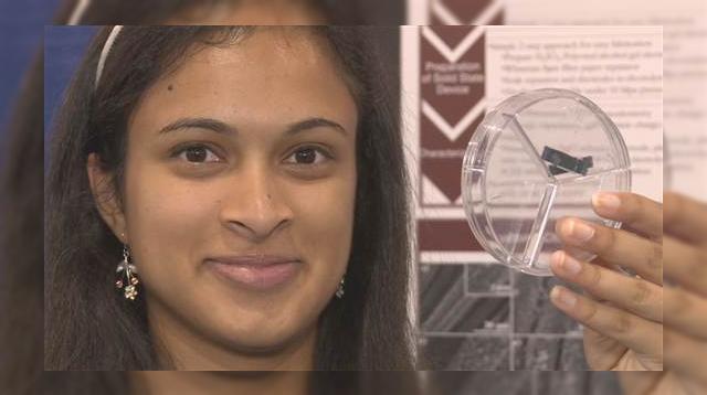 <b>O adolescentă inventează un device care Îți Încarcă telefonul În 20 de secunde</b>Se pare că nu doar un tânăr roman de 19 ani a fost premiat de Intel pentru o idee genială (mașina care se conduce singură), ci și o adolescentă de 18 ani din SUA, care a inventat o metodă inedită de încărcare a telefonului mobil. &nbsp; Eesha...