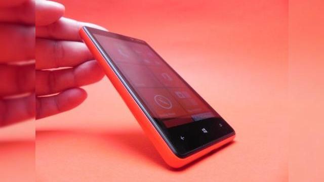 <b>Review Nokia Lumia 820: Windows Phone cu valoare adăugată, design nu foarte atractiv (Video)</b>Orice Nokia Lumia cu Windows Phone 8 la bord e din start o achiziție mai bună pentru că aduce o cameră care de obicei e peste rivali și câteva aplicații foarte atractive. V-am prezentat deja un review pentru Nokia Lumia 920, iar acum a venit și...
