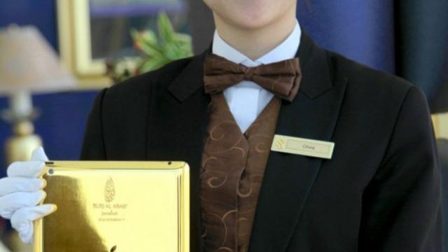 <b>iPad din aur de 24 de carate oferit odată cu camera la hotel În Dubai</b>Dacă vi se părea extravagant un Galaxy S4 poleit cu aur, ei bine cum vă suna un iPad acoperit cu aur de 24 de carate? Asta veți primi odată cu camera la hotelul Burj Al Arab din Dubai și din câte afirmau știrile de la noi, cam 20.000 de români...