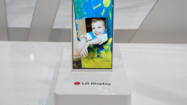 <b>Panourile flexibile LG expuse În cadrul convenției SID din Vancouver - Canada</b>Se pare că nu doar cei de la Samsung au reușit să se remarce în sens pozitiv în ce privește implementările bazate pe panouri flexibile. LG a expus în cadrul conferinței SID din Vancouver primele sale ecrane flexibile de tip IPS TFT, pe care...