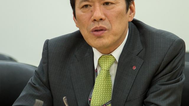 <b>Următorul Nexus nu va fi produs de LG, declară un oficial LG Mobile</b>Cu câteva luni în urma apăruse un zvon interesant, susținut și de imagini conform căruia LG ar pregăti un telefon Nexus 5. Trebuie să recunoaștem cu toții, nu le-a ieșit prea bine cu Nexus 4 și de aceea ne mira o astfel de inițiativă. Ei...