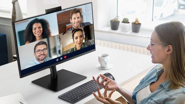 <b>Samsung anunță lansarea primului său monitor ce integrează o cameră web: Webcam Monitor S4</b>Printre lansările din această săptămână avem și ceva de la Samsung și anume monitorul Webcam Monitor S4 despre care aflăm mai multe detalii via gadgetzone.ro. Acesta este primul monitor al companiei care integrează