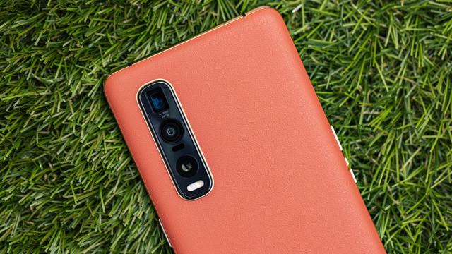 <b>Turul Magazinelor #985: Oppo Find X2 Pro cu 512 GB stocare la ofertă, reduceri 15% la produse Tefal, aspirator Roborock cu discount</b>A început o nouă săptămână şi cu ea parcă şi toamna reală, cu frunze uscate şi ploi. E momentul acela în care faci curat în şifonier şi scoţi hainele groase, poate înlocuieşti şi câteva gadgeturi prin casă. Cu această ocazie vă propunem Turul Magazinelor