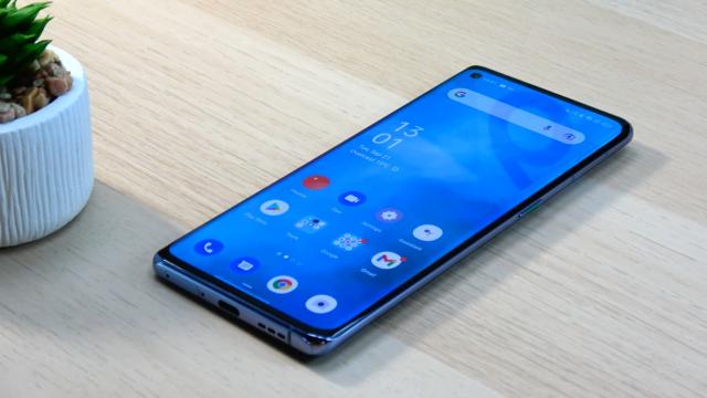 <b>OPPO Reno 6 Pro 5G: Display AMOLED de calitate, foarte luminos și responsiv</b>OPPO Reno6 Pro 5G vine cu un display de calitate. Îți dai seama de acest aspect imediat ce îl pornești și mai ales noaptea, dacă uiți luminozitatea la 100%. Este vorba despre un panou AMOLED de 6.55 inch în diagonală cu rezoluție de 1080 x 2400 pixeli (Fu